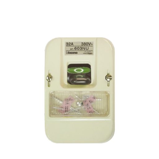 بتشينو , قاطع مجهز بالمصهرات للتركيب خارج الحائط , ثلاثي , 32امبير